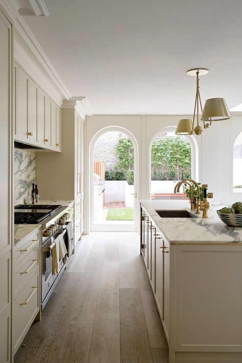 A fresh start for the new year. Chiltern Double shown in hewn brass finish with hewn brass accents. Shades shown in hewn brass finish with hewn brass interior. Interiors by @salvesengraham. Photography by @simonbrownphotography. #pendant #kitchen #interiordesignideas #interiordesigninspiration #homedecor #homedecorideas #homedecorinspiration #lighting #customlighting #cabinets #countertops London Townhouse Interior, London House Interior, Alcove Seating, Salvesen Graham, Townhouse Interior, Victorian Townhouse, London Townhouse, Brass Interior, London Interior