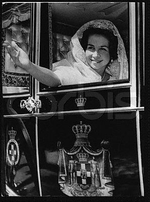 Spain Princess, Queen Sofia Of Spain, Chic Vintage Bride, Sofia Of Spain, Queen Sofía Of Spain, Princess Sophia, Spanish Royalty, Golden Wedding Anniversary, Royal Brides