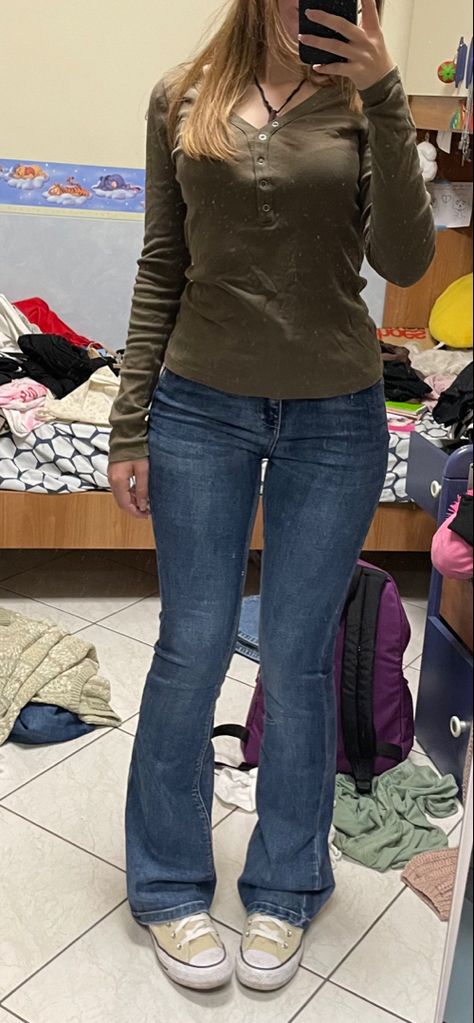 Flared jeans, messy room, simple aesthetic outfit downtown girl aesthetic fit. Flared Jeans Outfit Aesthetic, Low Rise Bootcut Jeans Outfits, Bootcut Jeans Outfit Aesthetic, Flare Jeans Outfit Aesthetic, Smart Girl Aesthetic, Low Rise Flare Jeans Outfit, Flare Jeans Outfit Winter, Flare Dress Outfit, Flare Jeans Fall