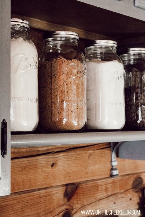 Kitchen baking supplies stored in large mason jars! Baking Supplies Storage, Mason Jar Baking, Baking Storage, Mason Jar Organization, Baking Supply Store, Mason Jar Storage, Mason Jar Kitchen, Jar Display, Large Mason Jars