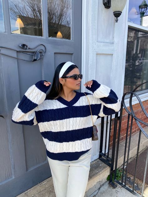 Blue And White Stripe Sweater Outfit, Preppy Winter Outfits 2023, Blue White Sweater Outfit, Blue And White Stripped Sweater Outfit, White Headband Outfit Winter, White And Blue Sweater Outfit, Navy Blue And White Outfit Ideas, Blue And White Knitted Sweater, Navy And White Sweater