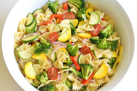 This garden vegetable pasta salad is SO GOOD! It's loaded with fresh ingredients in almost all the colours of the rainbow so you KNOW it's healthy! Such a great recipe for summer! Broccoli Cauliflower Recipes, Broccoli Cauliflower Salad Recipes, Pasta Primavera Salad, Vegetable Pasta Salad, Vegetable Pasta Salads, Broccoli Cauliflower Salad, Potluck Side Dishes, Bow Tie Pasta, Farfalle Pasta