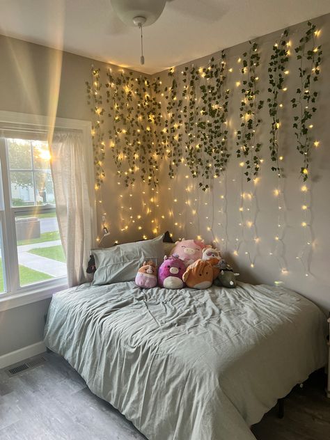 Whole Bedroom Ideas, Aesthetic Apartment Room, Bedroom Ideas Wall Decor Design, Pink Aesthetic Apartment, Floral Bedroom Aesthetic, Dorm Room Aesthetic, Cozy Decor Ideas, Fake Vines, Cozy Dorm