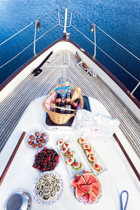 18 Must-Haves for Throwing a Boat Bachelorette Party - Romantic Date Ideas date ideas date night idea romantic couple relationship love inspiration activity bucket list Boat Bachelorette Party, Diy Fotokabine, Yacht Party, Boat Party, Summer Time, Bachelorette Party, Travel Inspiration, Sailing, Road Trip