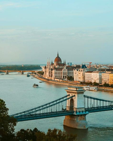 El río Danubio es el único río del mundo que atraviesa cuatro capitales: Viena (Austria), Bratislava (Eslovaquia), Budapest (Hungría) y Belgrado (Serbia). Vienna Travel, Bratislava, Serbia, Budapest, Vienna, Austria, Beautiful Places, Vision Board, Around The Worlds