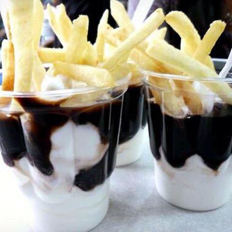 French fries in a chocolate sundae dessert Fries And Sundae, Mcdonalds Sundae, Mcdonald's Fries, Sundae Dessert, Mcdonalds Fries, Chocolate Sundae, Light Sauce, Food Aesthetics, Boyfriend Wallpaper