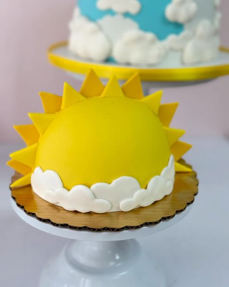 ⛅️ We love this sunshine theme for baby showers and 1st birthdays! Bring on the sunny days of summer ! ☀️ . . . . . #sunshinecake #youaremysunshine #kidsbirthdays #smashcake #birthdaycake #firsttriparoundthesun #summerbirthday #customcakes #buttercreamcake #firstbirthday Sun Shaped Cake, Sun Themed Cake, Sun Smash Cake, Sunshine Smash Cake, Sun Cake, Sunshine Theme, Sunshine Cake, Baby Blessing, Sun Bum