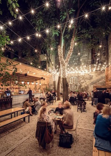 Imagem 38 Beer Garden Design, Beer Garden Ideas, Outdoor Restaurant Patio, Outdoor Restaurant Design, Food Park, Coffee Shop Interior Design, Coffee Shops Interior, Restaurant Patio, Outdoor Cafe