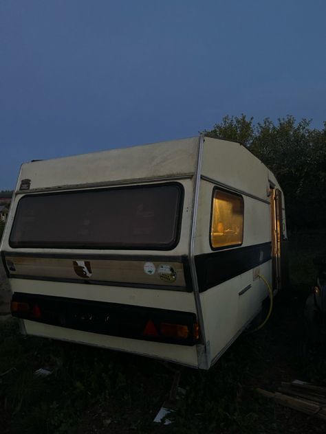 The trailer was bought with the last money, but there is a roof over your head. Night photo of a mobile home Camper Trailer Aesthetic, Trailer Life Aesthetic, Trailer Aesthetic Inside, Remarkably Bright Creatures Aesthetic, Trailer Park Aesthetic, Trailer Trash Aesthetic, Trailer Aesthetic, Fl Aesthetic, 5 Survive