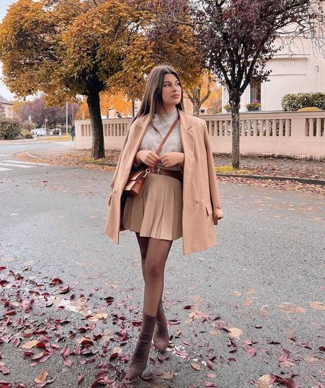 𝐋𝐢𝐬𝐚-𝐦𝐚𝐫𝐢𝐞 on Instagram: "season of skits with sweater 🤎 . . . _________ #monochromeoutfit #neutraltones #theeverygirl #jacquemusbag #beigeoutfit #ootdshare #falloutfits #autumnoutfits #fashionfall #styletips #minimalstyledaily #blazeroutfit #classystyle #stylegram #wearthisnext #frenchfashionblogger #outfitdiaries #everydayoutfit" Elegant Casual Outfits For Women, Casual Outfits For Women, Style Tips, Fall Fashion, Ankle Boots, Skirt, Boots