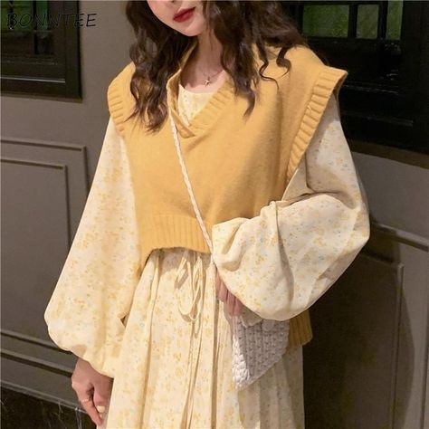 Modeling Outfits, Yellow Clothes, Gaun Fashion, Fashion Sketches Dresses, Yellow Outfit, Korean Fashion Dress, Modest Fashion Outfits, Mode Inspo, Top Vintage