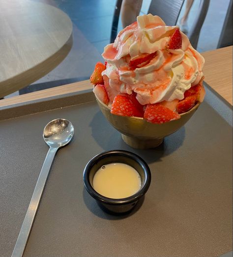 Sulbing Korean Dessert, Korean Dessert Aesthetic, Bingsu Aesthetic, Strawberry Bingsu, Bingsu Korean, Korean Bingsu, Korean Strawberry, Korean Sweets, Korean Dessert