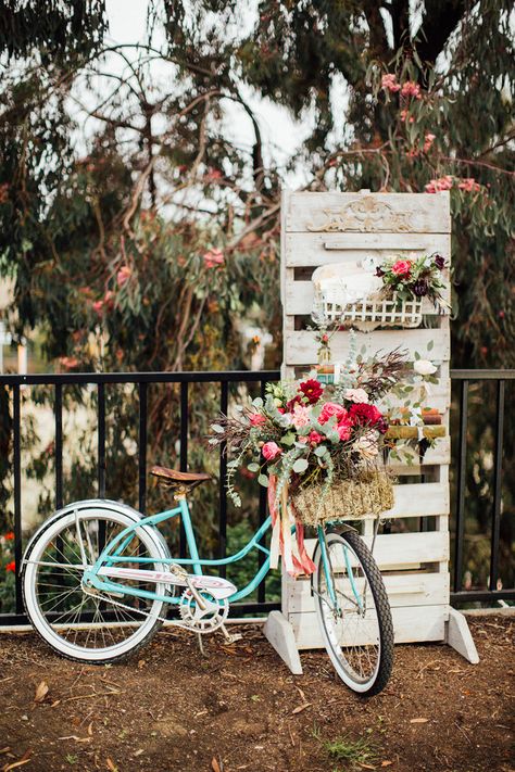 Decor Photobooth, Bicycle With Flowers, Wedding Themes Spring, Deco Champetre, Rustic Glam, Rustic Doors, Rustic Lamps, Orange County Wedding, Deco Floral