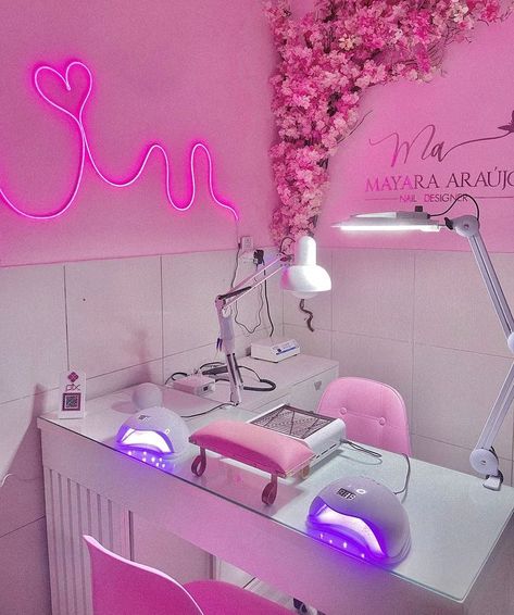 Aesthetic Lash Room, Home Nail Salon Setup, Nail Studio Ideas Small Spaces, Nail Room Decor, Beauty Studio Ideas, Pink Beauty Room, Skincare Room, Nail Technician Room, Glamour Room