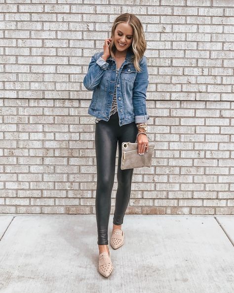 Casual chic travel outfit! Love these faux leather leggings with the studded mules and denim jacket! How To Wear Faux Leather Leggings, Style Faux Leather Leggings, Faux Leather Leggings Outfit, Outfits Leggins, Leather Leggings Outfit, Pleather Leggings, Look Legging, Fall Transition Outfits, Leggings Outfit