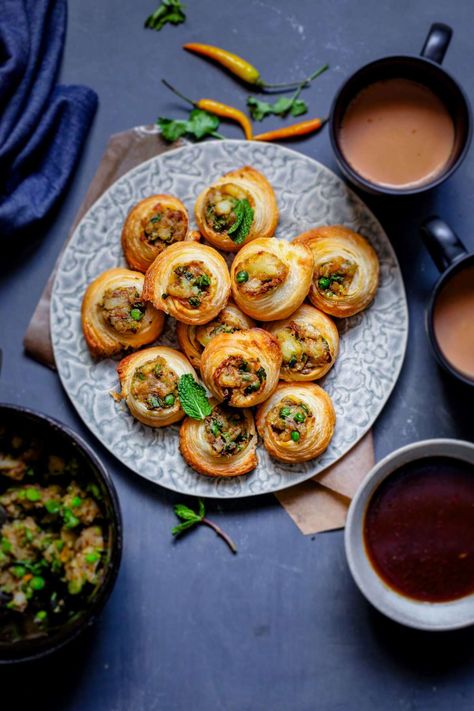 Samosa pinwheels served on a grey plate with tamarind chutney and masala chai. Samosa Pinwheels, Traditional Indian Food Recipes, Aloo Samosa, Baked Samosa, Authentic Indian Recipes, Traditional Indian Food, Iranian Recipes, Diwali Snacks, Indian Recipes Authentic