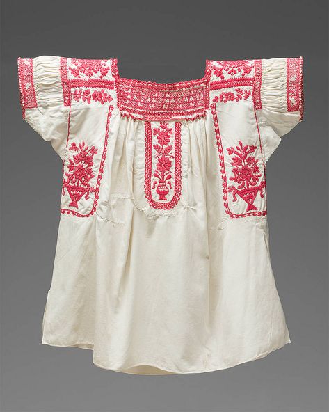 This blouse is quite similar to the blouse shown in the Weston photograph. Blouses like this are worn today in San Bernardino Tlaxcalancingo near Cholula. This blouse was owned by artist Frida Kahlo and is being exhibited at the Victoria and Albert Museum, London Indigenous Clothing, Mexican Print, Top Designs For Women, Traditional Mexican Dress, Mexican Textiles, Mexican Shirts, Mexican Blouse, Mexican Embroidery, Mexican Dress