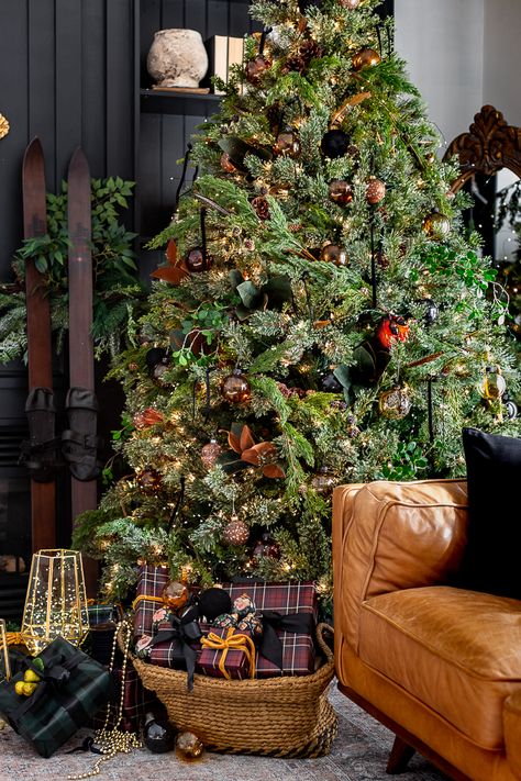 Amber and Black Christmas tree Cozy Christmas Home, English Christmas, Cottage Christmas, Black Christmas Trees, Christmas Tree Inspiration, Christmas Inspo, Black Christmas, Christmas Mood, Country Christmas