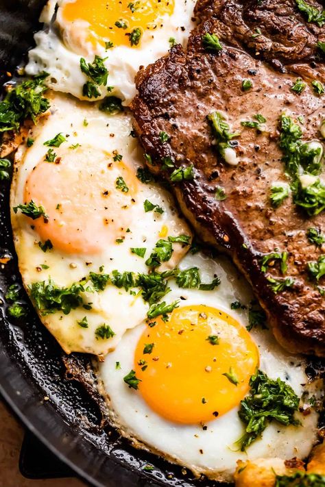 Steak Eggs And Potatoes, Breakfast Steak Marinade, Steak Omlete, Tenderised Steak Dinner, Steak And Eggs Recipe, Steak Eggs And Potatoes Breakfast, Skillet Steak Recipes, Steak Dinner Healthy, Flatiron Steak Recipes