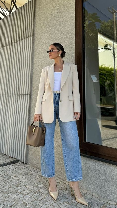 Creamy Blazer Outfit, Beige Blazer And Jeans Outfit, Cream Jacket Outfits For Women, Outfits Con Blazer Elegante, Vanilla Blazer Outfit, Tuesday Office Outfit, Formal Sweater Outfit, Nude Shoes Outfit Work, Outfits Blazer Beige