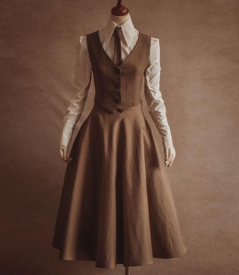 February Days, Incredible Dresses, Stylish Aesthetic, Old Fashion Dresses, Fingers Crossed, Victorian Clothing, Vintage Inspired Outfits, Pretty Clothes, Vestidos Vintage