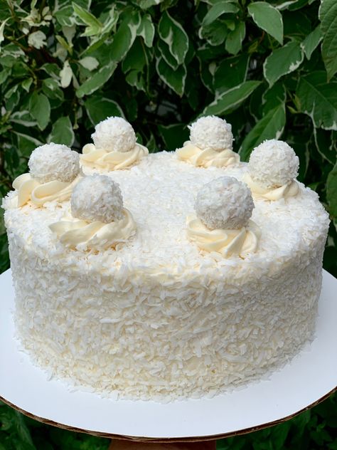 White Ferrero Rocher Cake, Coconut Raffaello Cake, Coconut Cake Design Ideas, Raffaello Cake Decoration, Cake Rafaello, Coconut Cake Decoration Ideas, White Chocolate Coconut Cake, Rafaelo Cake, Birthday Cake Coconut