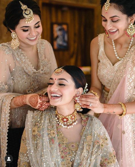 3 Sisters Poses For Wedding, Bride And Sister Pictures Cute Ideas, Bride With Bridesmaids Pictures Indian, Bridal Photoshoot With Bridesmaid, Bride With Friends Photoshoot, Bridesmaid Poses With Bride Indian, Best Friend Wedding Poses, Sister Wedding Photoshoot Poses, Wedding Sister Poses