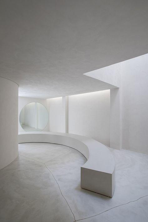 White cement and limestone interiors leave this São Paulo store feeling more like an art gallery than a shoe shop.  Brazilian studio MNMA oversaw interior design for handmade shoe company Selo, using liberal amounts of concrete and pale wood to give the retail space its ultra-minimal look.  #interior #inspiration #design #interiors #interiorstyle #minimalist #minimal #minimalism Calming Interiors, Curved Bench, Architecture Magazines, Frank Gehry, Gianfranco Ferre, Retail Interior, Zaha Hadid, Store Interior, Retail Space