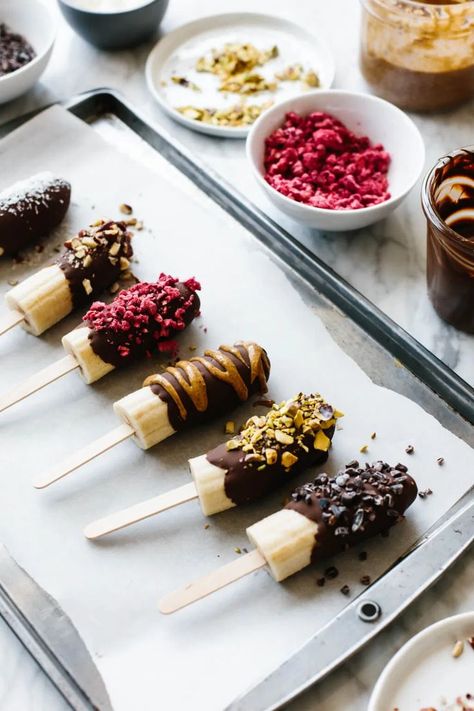 Frozen Banana Recipes, Γενέθλια Mickey Mouse, Banana Dip, Chocolate Covered Bananas, Chocolate Covered Fruit, Clean Eating Desserts, Frozen Bananas, Frozen Chocolate, Melted Chocolate