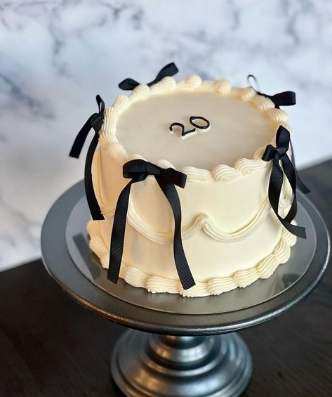 Simple Aesthetic Bday Cake, Minimalist 30th Birthday Cake, Bday Cake Inspo Aesthetic, 20 Th Birthday Cake Ideas, Black And White Cake Aesthetic, Simple Decoration For Birthday At Home, 20th Birthday Cake Aesthetic, Bolos Aesthetic, 32 Birthday Cake