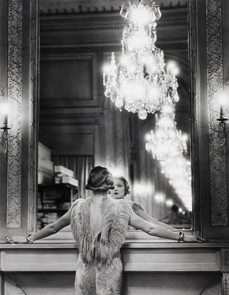 This Alfred Eisenstaedt picture was taken in Paris in 1932. It depicts a model gazing into a large mirror. #AlfredEisenstaedt #Photography #History #Fashion 1920 Aesthetic, Roaring 20s Aesthetic, 20s Aesthetic, 1920s Aesthetic, Alexander Rodchenko, Carlos Castaneda, Roaring 20, Chimamanda Ngozi Adichie, Alfred Eisenstaedt