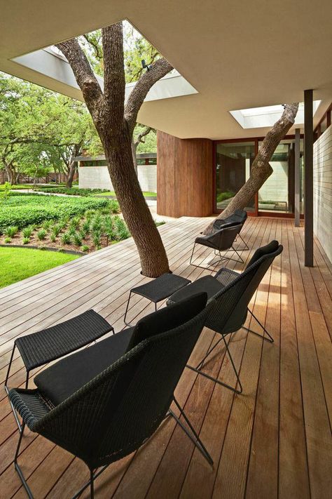 The clients insisted that none of the trees on the property be disturbed, so Kevin Alter and his team at Alterstudio Architecture built a deck and an overhang around two of them. Patio Design, Modern Homes, Design Per Patio, Wooden Deck, Hus Inspiration, Design Exterior, Outdoor Deck, Outdoor Design, Backyard Patio