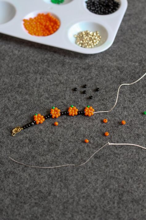 Cute Halloween Beaded Bracelets, Seed Beaded Halloween Earring Patterns, Orange Diy Crafts, Pony Bead Pumpkins, Beading Ideas Bracelets, Seed Bead Halloween Jewelry, Pumpkin Beaded Bracelet, Autumn Seed Bead Bracelet, Seed Bead Shapes