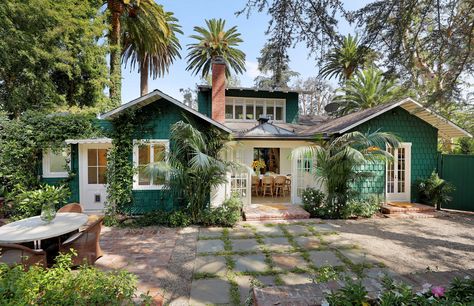 California Craftsman Bungalow, Craftsman Houses, California Craftsman, Hollywood Hills Homes, California Bungalow, Craftsman Bungalow, Bungalow Exterior, Bungalow Homes, Cottage Style Homes