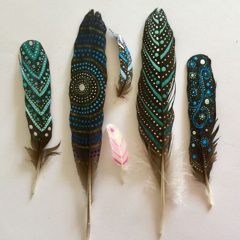 Smudging Feathers, Painted Feathers, Hantverk Diy, Feather Diy, Witchy Crafts, Native American Crafts, Feather Painting, Feather Crafts, Indian Crafts