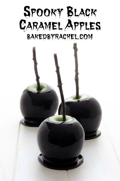 Snacks Diy, Halloween Finger Foods, Halloween Chic, Caramel Apples Recipe, Postres Halloween, Recetas Halloween, Halloween Party Snacks, Spooky Black, Halloween Goodies