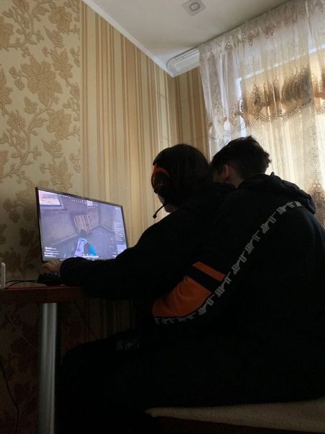 Gamers Couple Goals, Pc Aesthetic, Chicas Punk Rock, Gamer Couple, Gamer Boyfriend, Couples Play, Gamer Boy, Couple Games, Photo Couple