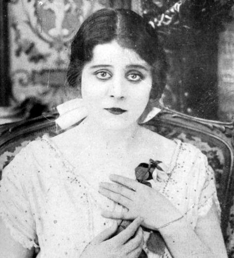 Theda Bara, Lost Memories, Mata Hari, Silent Film Stars, Popular Actresses, Old Hollywood Stars, Movie Facts, Silent Movie, Film History