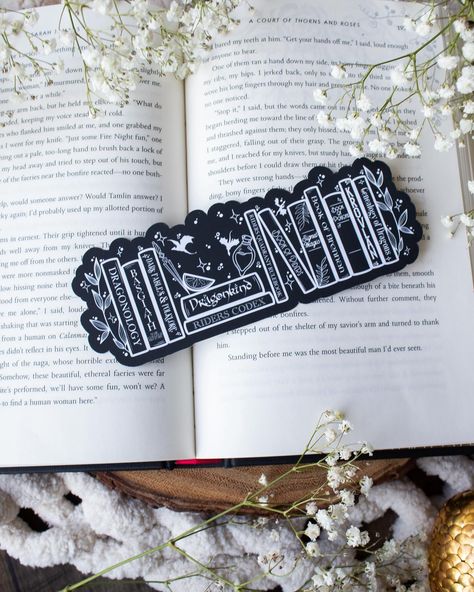 ✨📖NEW BOOKMARKS📖✨ New bookmarks have gone LIVE, including the new dragon and bat wing 3D bookmarks along with another 3D butterfly (a swallowtail this time) and a few other die cut bookmarks. Another notable addition is my Fourth Wing Violet’s bookshelf design entering the lineup ✨🐉🗡️ #bookmarks #bookmarksofinstagram #readersofinstagram #bookstagram #dragons #batwings #acotar #acourtofthornsandroses #fourthwing Fourth Wing Violet, 3d Bookmarks, Fourth Wing Rebecca Yarros, Bookshelf Bookmark, Bookmarks Ideas, Fantasy Bookmarks, Rebecca Yarros, Book Marker, Bookmark Ideas