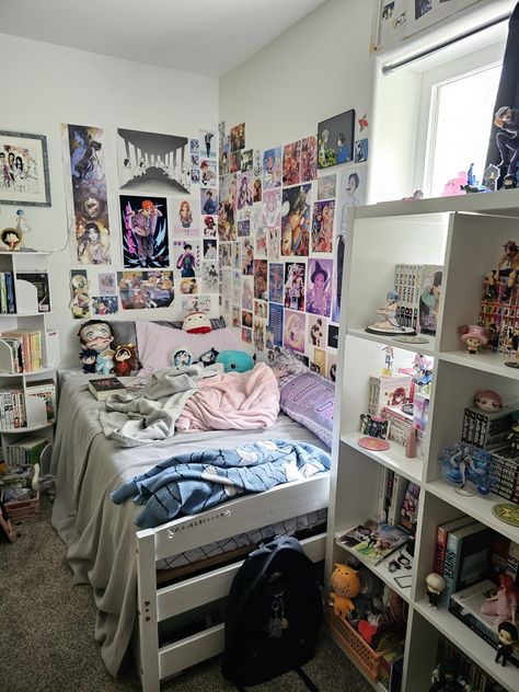 Anime Themed House, Anime Bedroom Ideas Wall Art, Small Anime Bedroom Ideas, Tokyo Inspired Room, Anime Themed Rooms, Anime Themed Bedroom Aesthetic, Anime Style Room Ideas, Gojo Room Decor, Dorm Room Anime