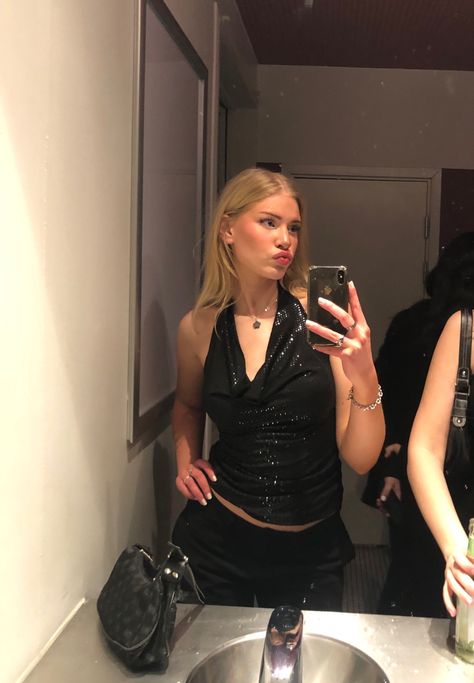 Black Glitzy Outfit, Go Out Outfit Night Club, Mayfair Club Outfit, Black Outfits Party Night, Uni Clubbing Outfits, Sparkly Going Out Outfit, All Black Outfit Night Out, Black Glitter Top Outfit, Party Outfit 2000s