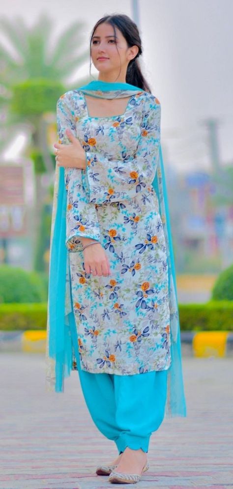 Rajdeep kullar Beautiful Punjabi Salwar Suit Simple Salwar Suit Design, Punjabi Dresses Design Salwar Kameez, Patiala Suit Salwar Design, Chudidhar Photo Poses, Photo Poses In Salwar Suit, Salwar Suit Poses Women, Punjabi Suit Poses Women, Suit Girls Punjabi, Punjabi Simple Suit