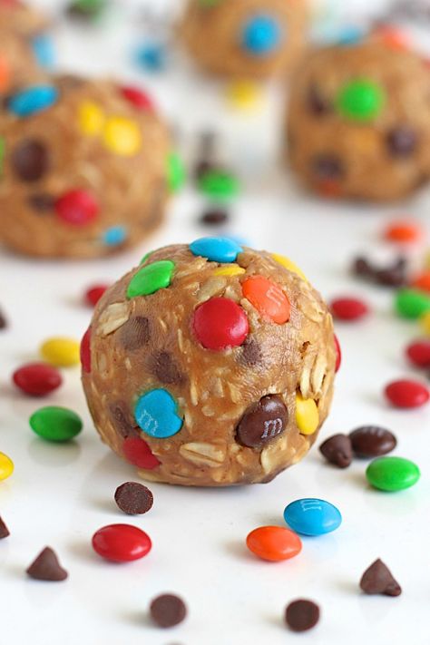 No-Bake Monster Cookie Balls - a sweet bite-sized treat that's easy to make and tastes just like everyone's favorite monster cookie! Monster No Bake Cookies, Monster Cookie Balls, Monster Balls, Lactation Bites, Cookie Balls, Cookie Bites, Coconut Dessert, Monster Cookie, Brownie Desserts