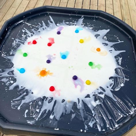 Coloured Ice Cubes, Tuff Tray Activities, Tuff Tray Ideas Toddlers, Messy Play Activities, Tuff Tray Ideas, Tuff Spot, Easter Hair Bows, Hairstyles For Toddlers, Eyfs Activities