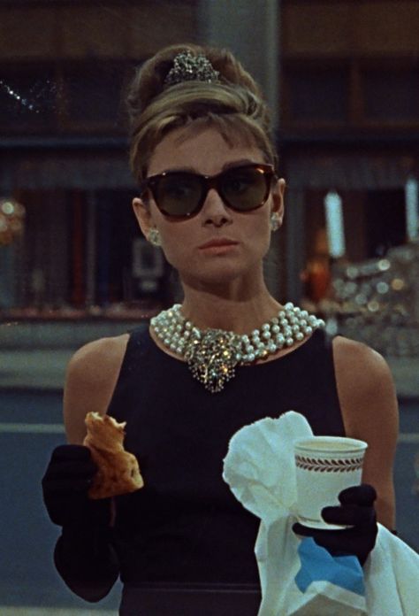 12 Gifts For The “Breakfast At Tiffany’s” Fan In Your Life Breakfast At Tiffany's Costume, Tiffany Costume, Audrey Hepburn Costume, Audrey Hepburn Outfit, Blake Edwards, Audrey Hepburn Photos, Holly Golightly, Hallowen Costume, Audrey Hepburn Style