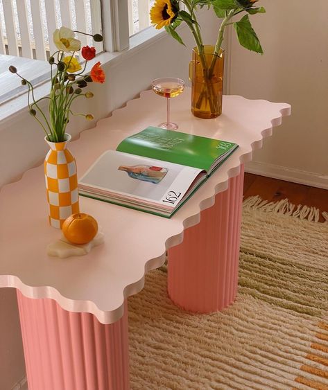 Colorful Retro Apartment, Wavy Desk, Funky Decorating Ideas, Wavy Furniture, Meja Nakas, Funky Room, Wavy Edges, Colorful Room, Colorful Desk