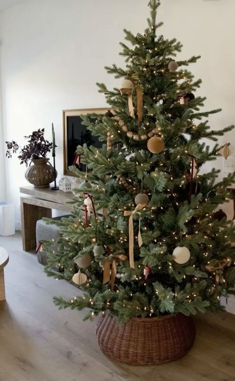 Real Xmas Tree Decorating Ideas, Norfolk Christmas Tree, Ribbon Only Christmas Tree, Xmas Garland Ideas Decoration, Neutral Xmas Decor, Half Christmas Tree Ideas, Classy Christmas Tree Decor, Sparse Christmas Tree Decorations, Rustic Tree Decor