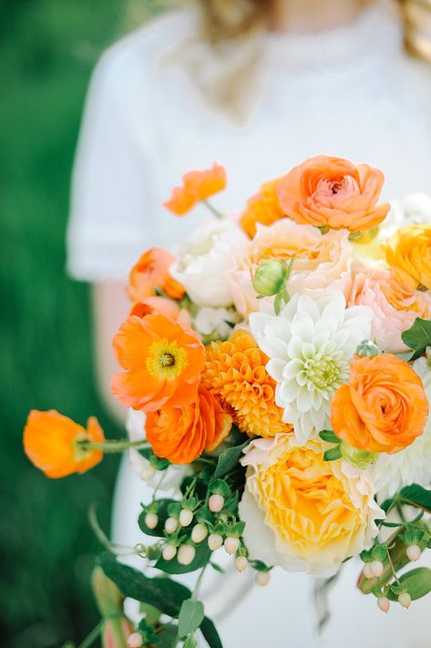 monochromatic bouquet bright orange flowers Tangerine Wedding, Pretty Wedding Bouquet, Monochromatic Wedding, Orange Bouquet, Orange Bouquets, Spring Wedding Bouquets, Orange Wedding Flowers, Citrus Wedding, Bouquet Inspiration