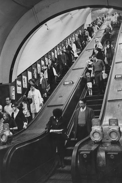 Tube Train, Underground Tube, Jubilee Line, London Tube, Living In London, Robert Doisneau, London Baby, Subway Station, London History