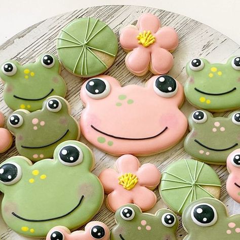 Frog Cookies Decorated, Frog Cookies, Frog Baby Showers, Royal Iced Cookies, Iced Biscuits, Animal Cookies, Christmas Cookies Decorated, Cookie Inspiration, Cookies Decorated